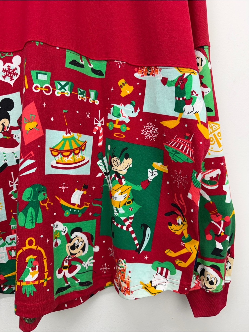 Walt Disney World size XL Red Holiday Mickey & Friends Spirit Jersey Top NWT - Picture 3 of 5